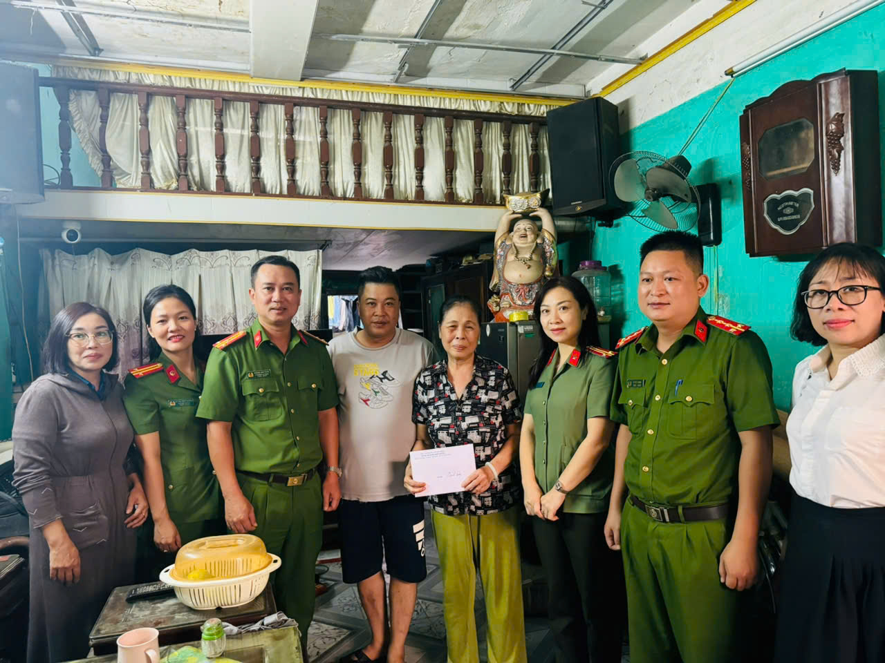 Công an quận Ngô Quyền: Trao quà hỗ trợ 6 hộ dân có hoàn cảnh khó khăn, bị thiệt hại nặng do cơn bão Yagi ở phường Máy Tơ